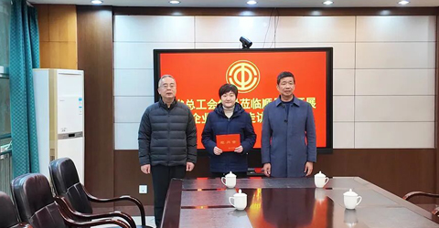 兩名女工患病，省上縣里都來(lái)慰問(wèn)一一虹潤(rùn)三重保障體系筑就員工幸福家